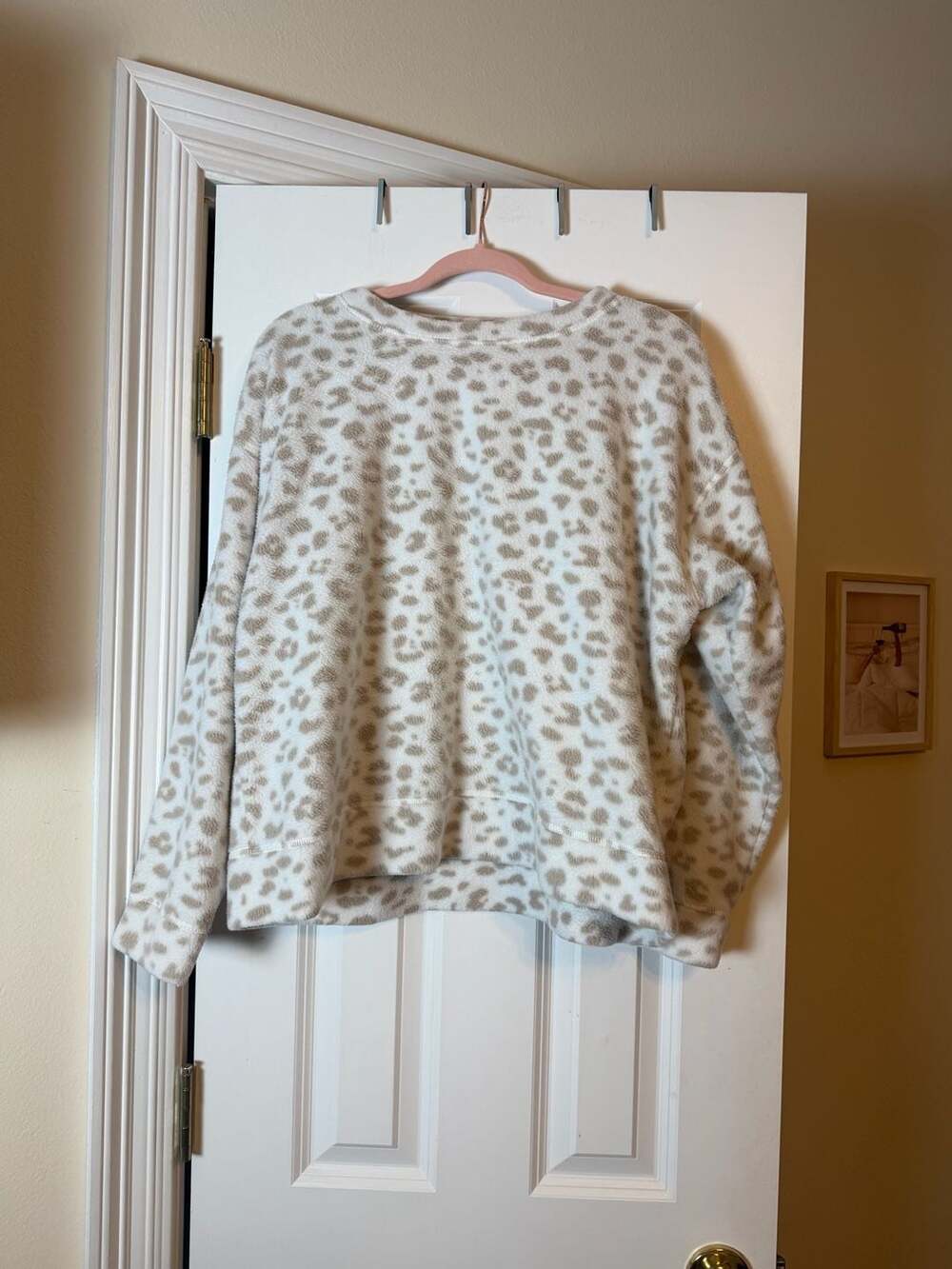 Thread & Supply Savannah Snow Leopard Fleece Pullover Sweatshirt Ivory Large